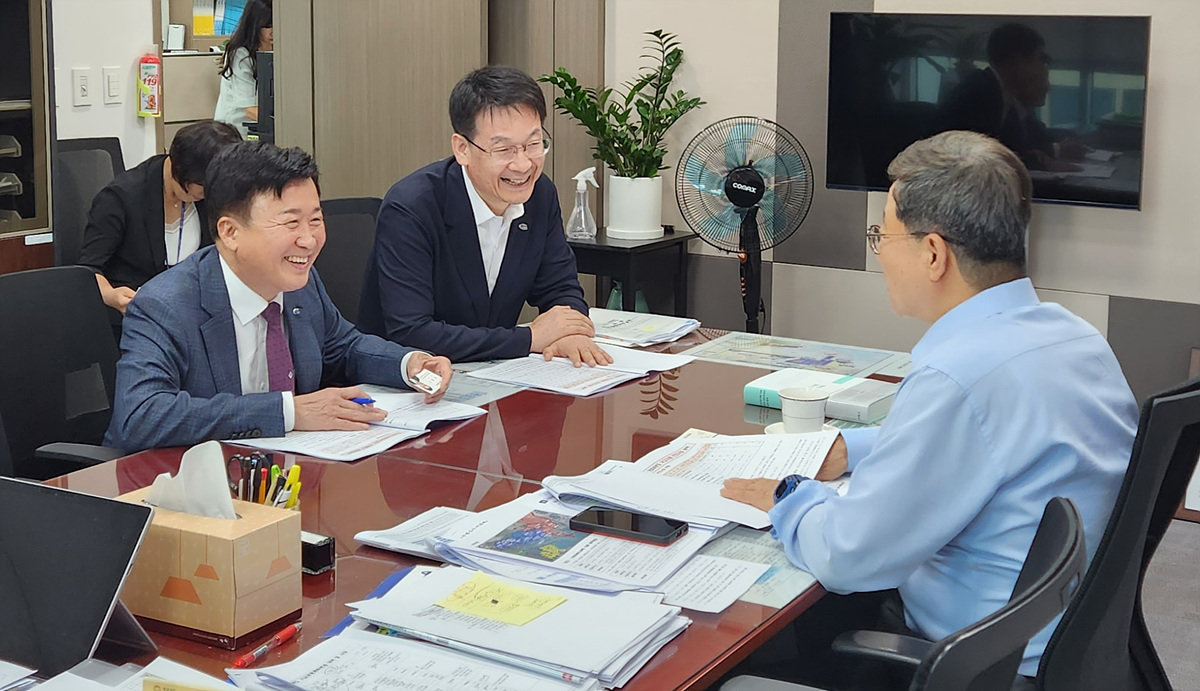 정기명 여수시장이 지난 11일 이달곤 농림축산식품해양수산위원회 간사를 면담했다. 사진제공ㅣ여수시