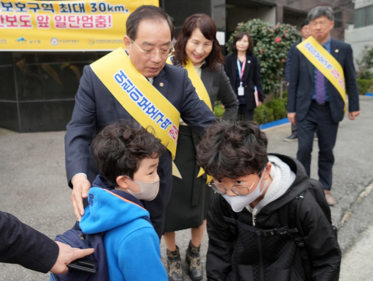 하윤수교육감이 어린이보호구역 등굣길에서 안내를 하고 있다. 사진제공ㅣ부산시교육청