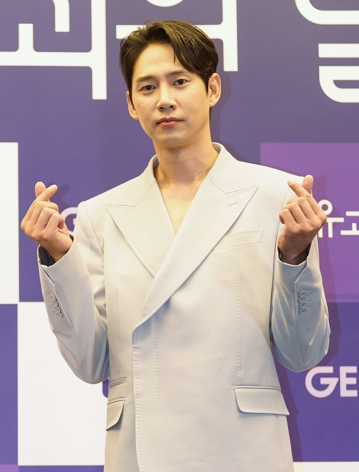 박성훈이 13일 서울 마포구 스탠포드호텔 서울에서 열린 ENA 수목드라마 ‘유괴의 날’ 제작발표회에서 밝은 미소를 보이며 포즈를 취하고 있다. 사진제공 | ENA