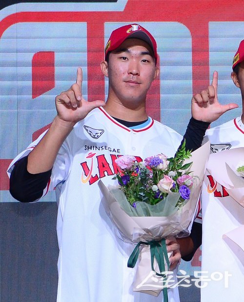 14일 서울 중구 웨스틴조선호텔에서 열린 ‘2024 KBO 신인 드래프트’에서 SSG에 지명된 이승민이 기념촬영을 하고 있다. 김종원 기자 won@donga.com