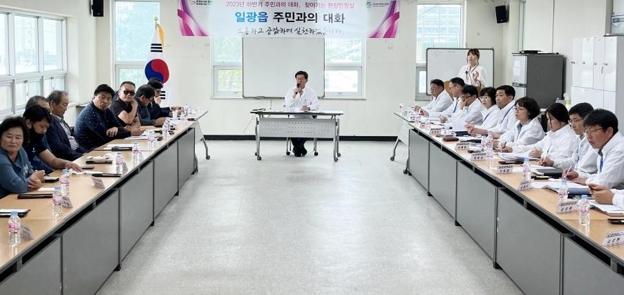 지난 13일 기장군 일광읍 찾아가는 현장민원실에서 답변 중인 정종복 기장군수. 사진제공ㅣ기장군