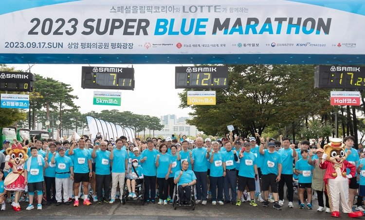 ‘2023 슈퍼블루마라톤’ 대회가 장애인과 비장애인 등 8000명이 참가한 가운데 서울 마포구 상암 평화의공원에서 열렸다. 참가자들이 출발에 앞서 힘차게 파이팅을 외치고 있다. 사진제공 l 롯데