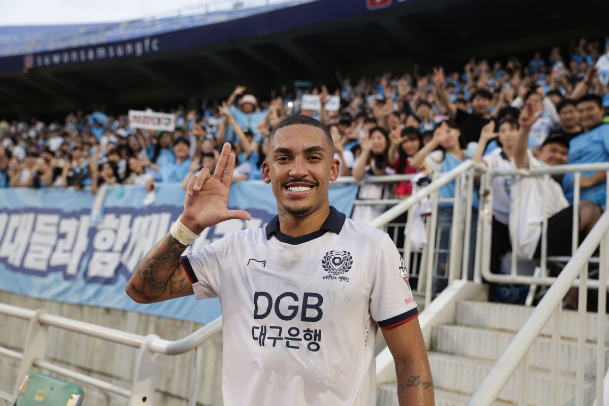 대구 바셀루스가 17일 수원월드컵경기장에서 열린 수원과 원정경기 후반 추가시간 결승골을 넣었
다. 대구는 수적열세에도 1-0으로 이겨 승점 3을 보탰다. 사진제공 | 한국프로축구연맹