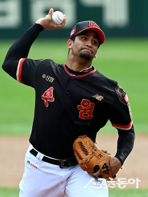 17일 대전 한화생명이글스파크에서 ‘2023 신한은행 SOL KBO리그‘ 한화 이글스와 kt 위즈의 경기가 열렸다. kt 선발투수 쿠에바스가 힘차게 볼을 던지고 있다. 대전 | 김민성 기자 marineboy@donga.com