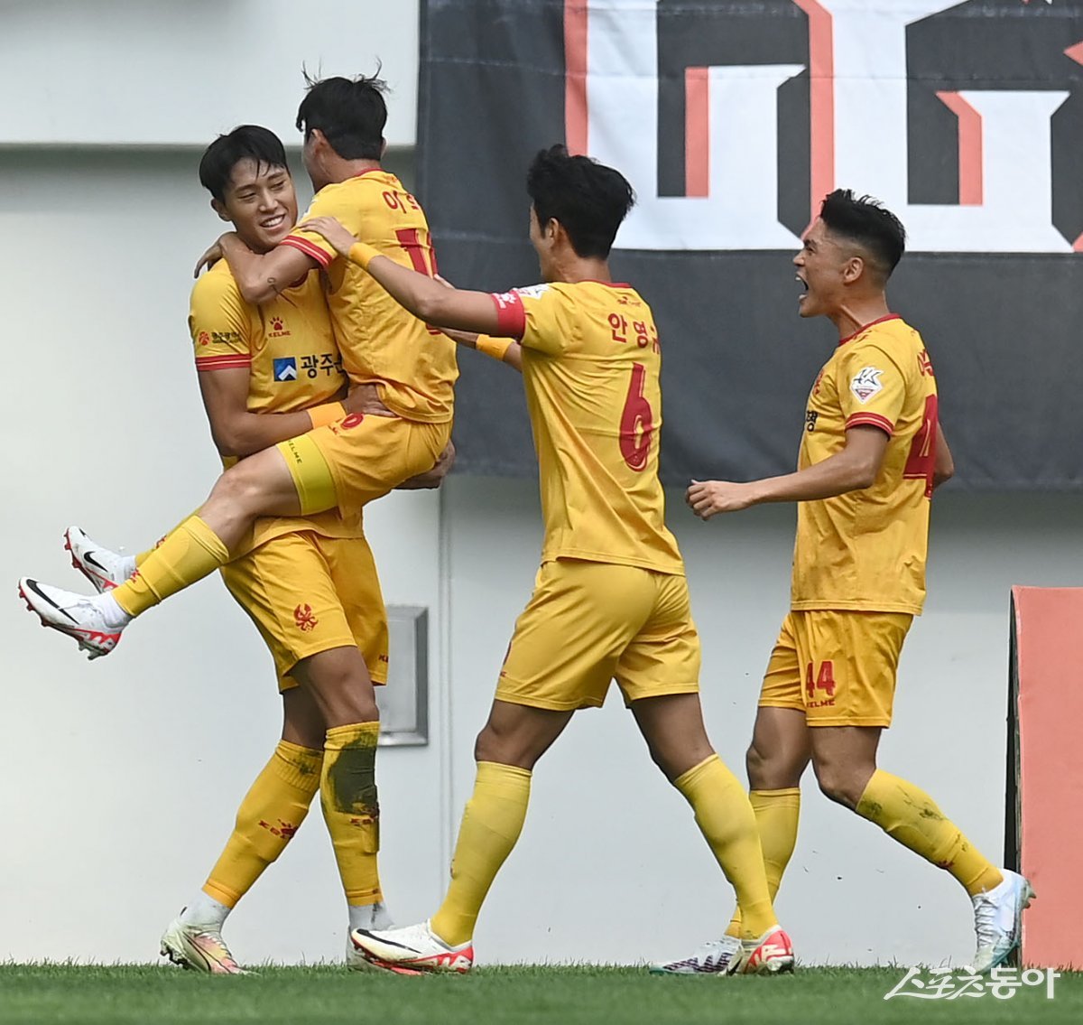 광주 허율(왼쪽)이 17일 서울월드컵경기장에서 벌어진 FC서울과 원정경기 전반 4분 선제 결승골을 넣은 뒤 동료들의 축하를 받고 있다. 1-0으로 승리한 광주는 승점 48로 3위를 굳게 지켰다. 상암 | 김종원 기자 won@donga.com