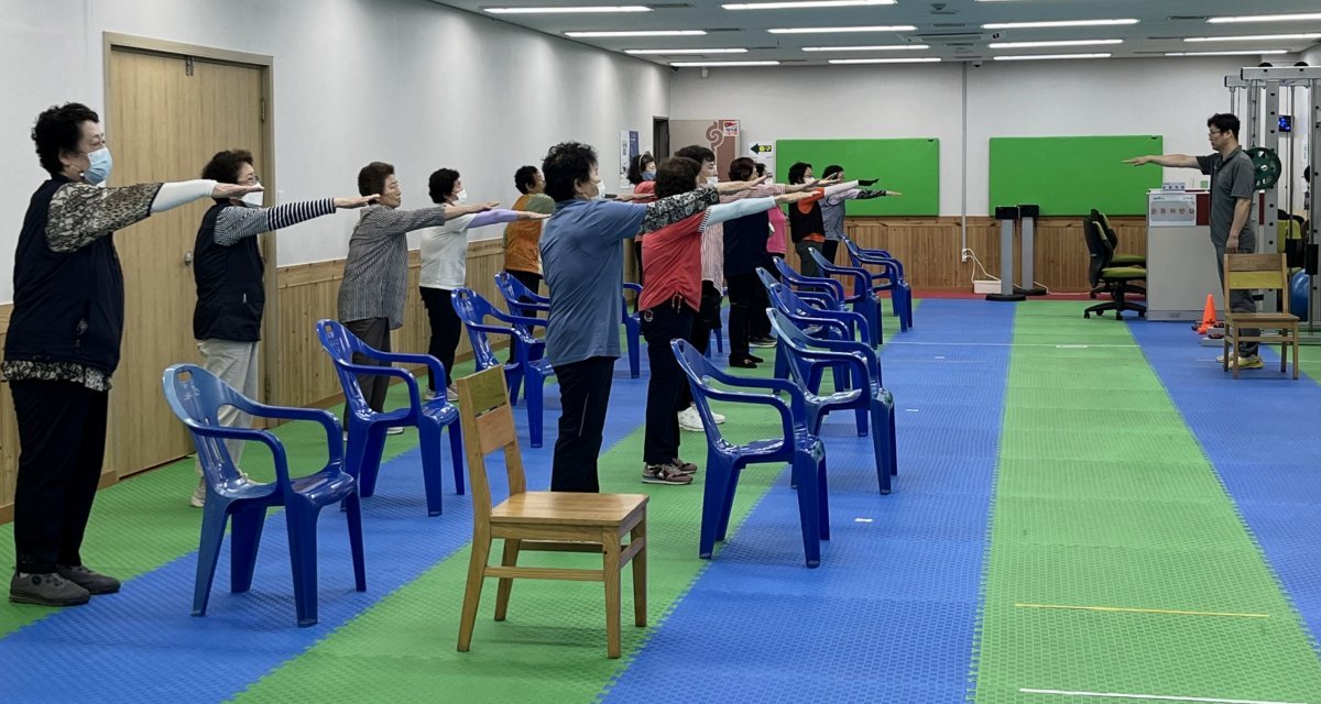 부산시설공단이 국민체력100 체력증진교실을 운영하고 있는 모습. 사진제공ㅣ부산시설공단