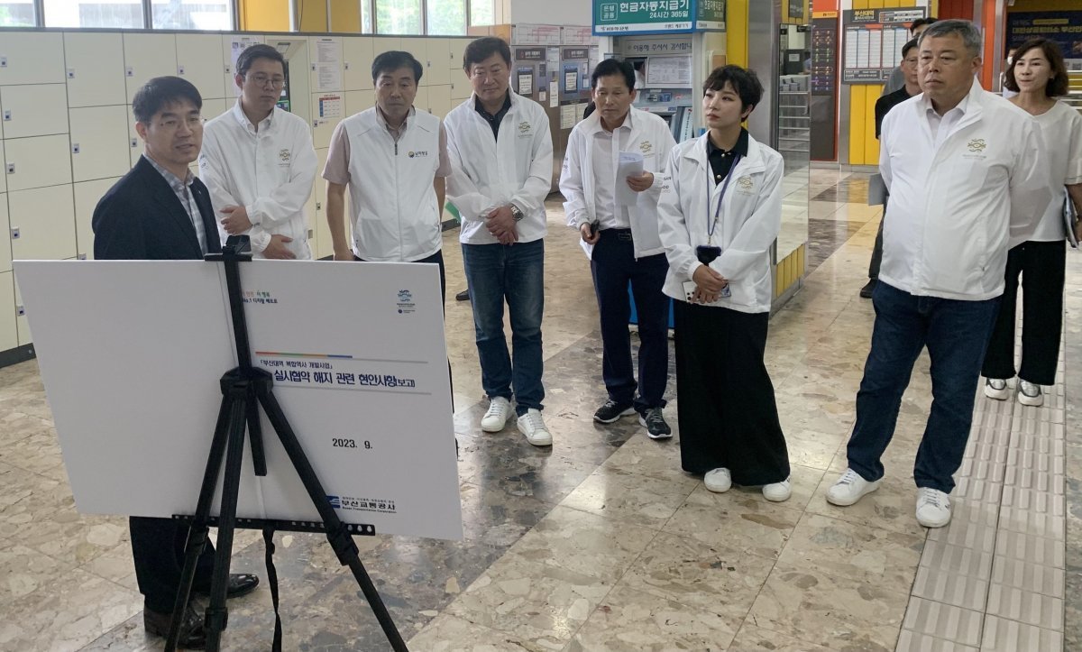 부산시의회 건설교통위원회가 19일 부산대역 현장을 둘러보고 있다. 사진제공ㅣ부산시의회