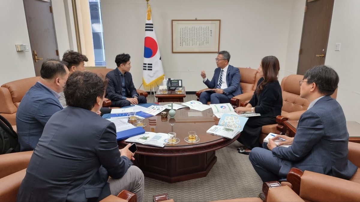 김대중 전남교육감과 교육청 관계자들이 지난 19일 2024대한민국 글로컬 미래교육 박람회 성공 개최를 위한 간담회를 진행했다. 사진제공ㅣ전남도교육청