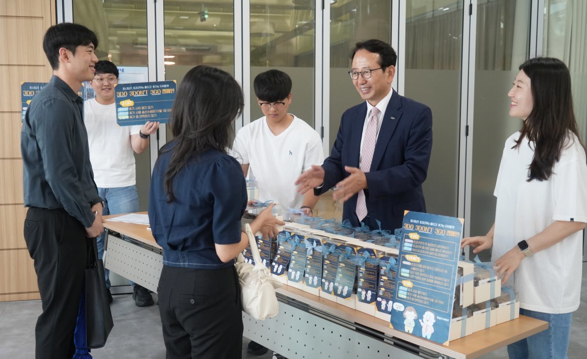 부산항만공사가 20일 ‘3DO 3DON’T 3GO’ 캠페인을 진행한 가운데 강준석 사장(오른쪽 두 번째)이 참여하고 있다. 사진제공ㅣ부산항만공사