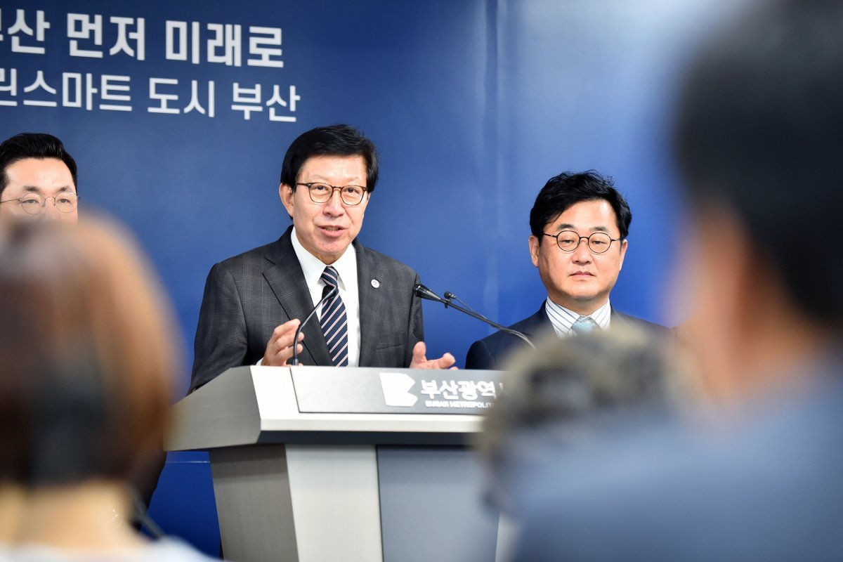 박형준 부산시장이 21일 오전 시청 기자회견장에서 부산 디지털자산거래소 설립 방안에 관해 설명하고 있다. 사진제공ㅣ부산시