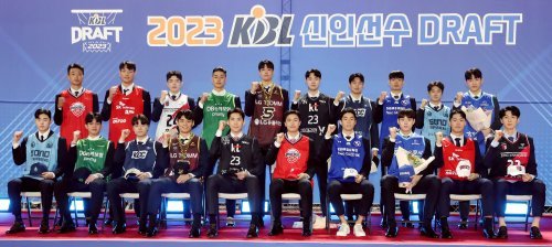 ‘2023 KBL 신인선수 드래프트’가 21일 잠실학생체육관에서 열렸다. 고려대 포워드 문정현이 전체 1순위로 KT에 지명된 가운데 참가자 30명 중 20명이 취업에 성공했다. 프로팀 입단의 꿈을 이룬 20명의 드래프트 참가자. 사진 | 뉴시스