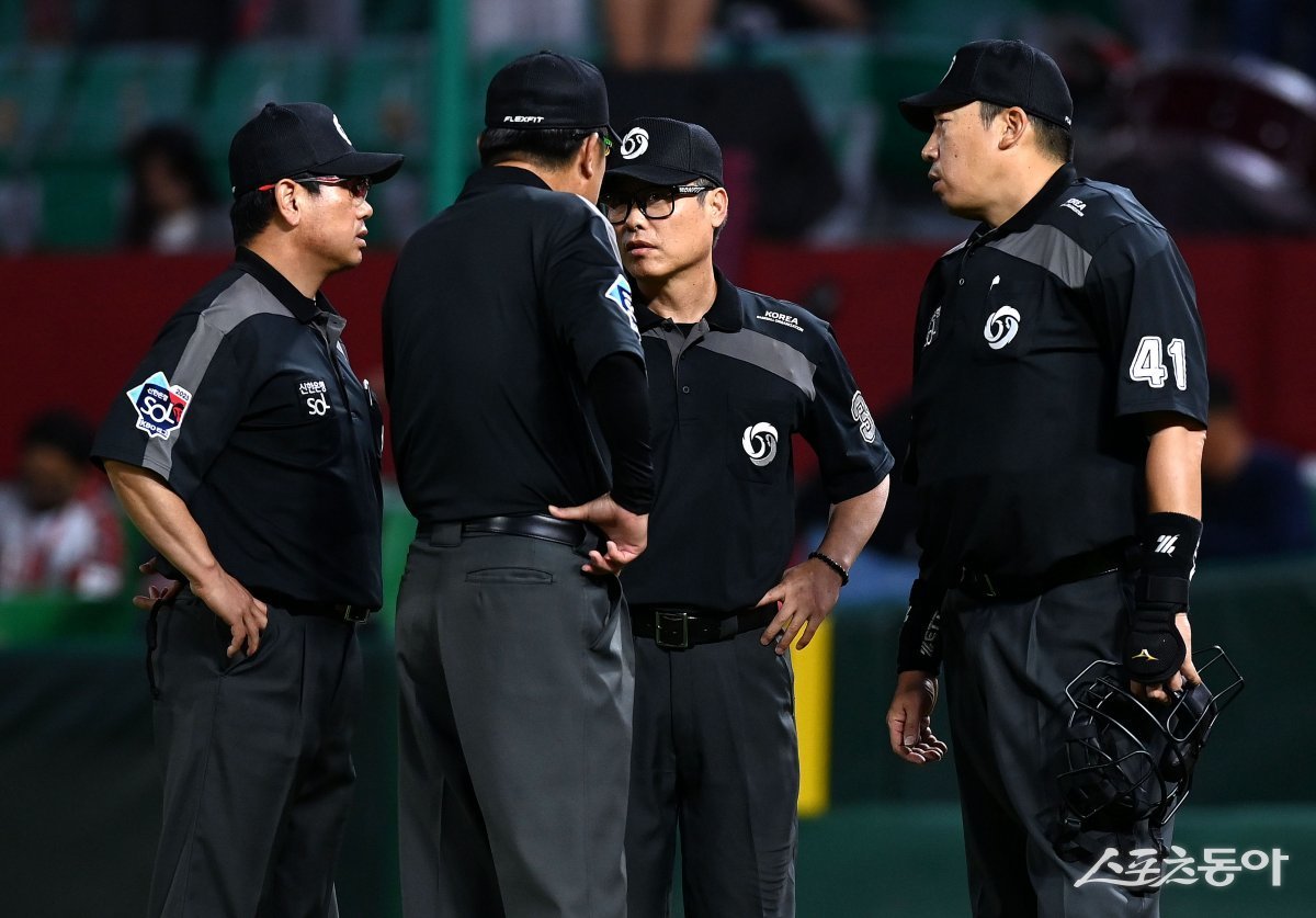 21일 인천 SSG 랜더스필드에서 ‘2023 신한은행 SOL KBO리그’ SSG 랜더스와 LG 트윈스의 경기가 열렸다. 8회말 1사 만루에서 SSG 박성한의 타구가 파울, 페어 여부에 대해 심판들이 모여 이야기를 나누고 있다.

인천 | 김민성 기자 marineboy@donga.com