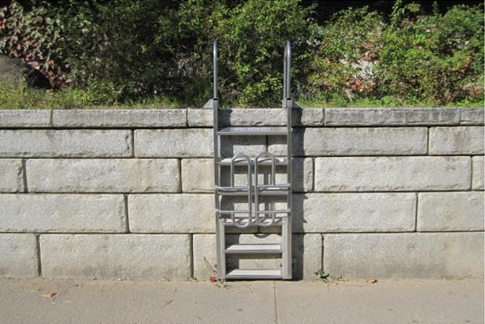 하천 내 비상탈출 사다리 설치 사례. 사진제공ㅣ부산시