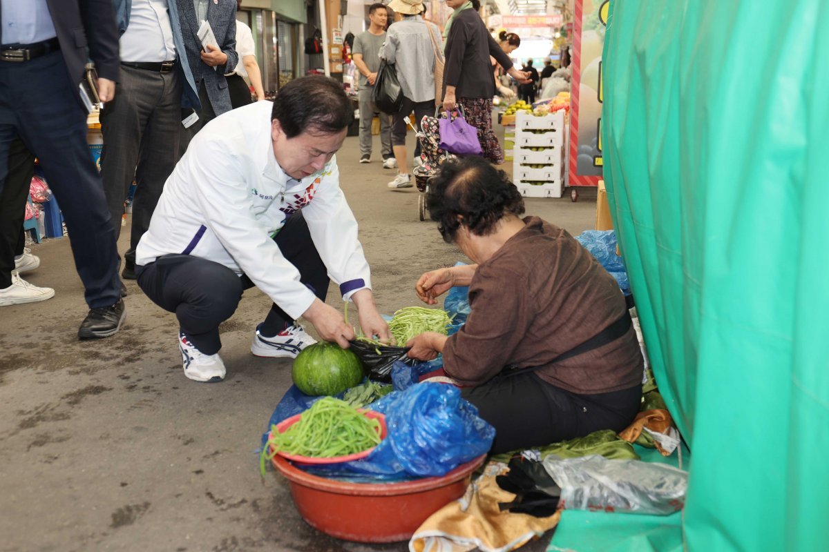 박홍률 목포시장이 지난 24일 추석을 앞두고 전통시장을 방문해 상인들을 격려했다. 사진제공ㅣ목포시