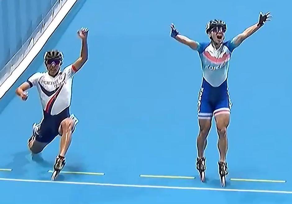 2일 열린 항저우 아시안게임 롤러스케이팅 남자 3000m 계주 결선에서 한국의 마지막 주자 정철원(오른쪽)이 금메달을 확신하며 결승선 앞에서 환호하는 사이 대만 황유린이 왼발을 내밀고 있다. 한국은 0.01초 차로 대만에 금메달을 내줬다. TV 중계화면 캡처