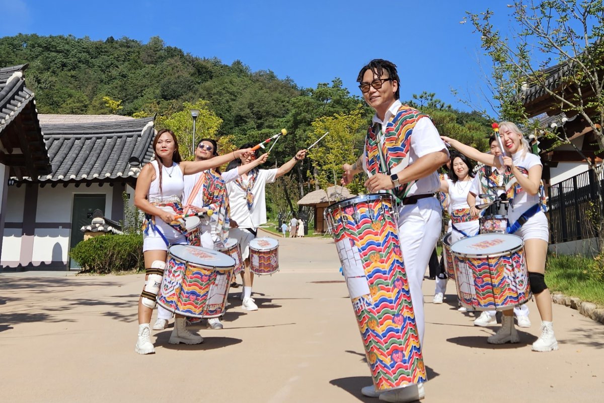 지난 추석 연휴 선비세상에서 펼치진 라틴타악 라퍼커션 공연 모습. 사진제공ㅣ영주시