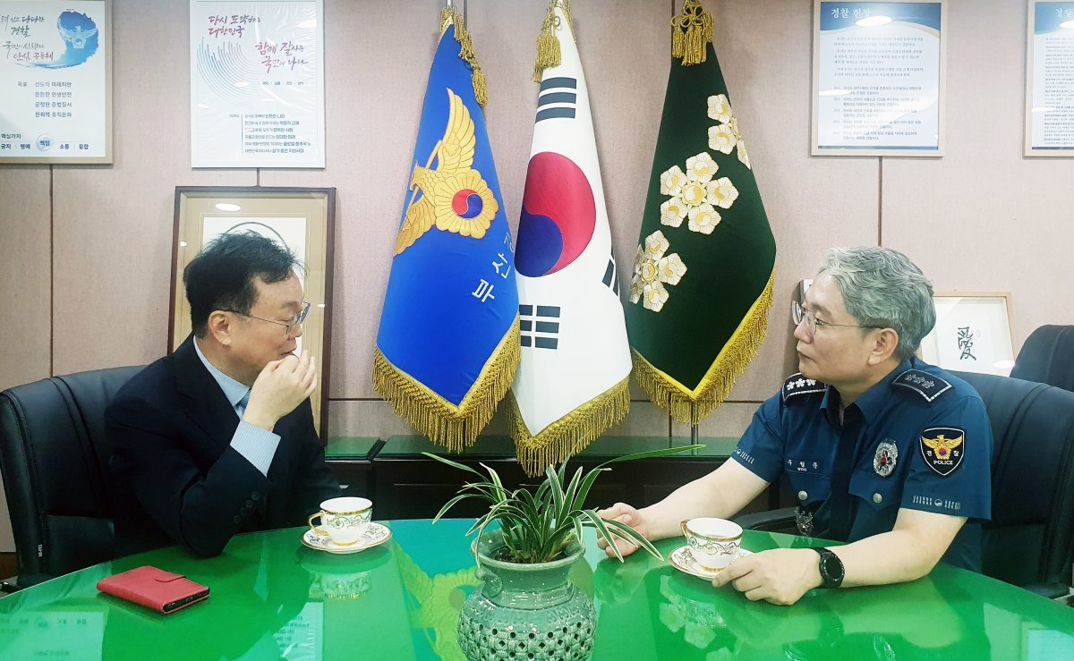 이성림 이사장(왼쪽)이 우철문 청장(오른쪽)과 주요 현안을 논의하고 있다. 사진제공ㅣ부산시설공단