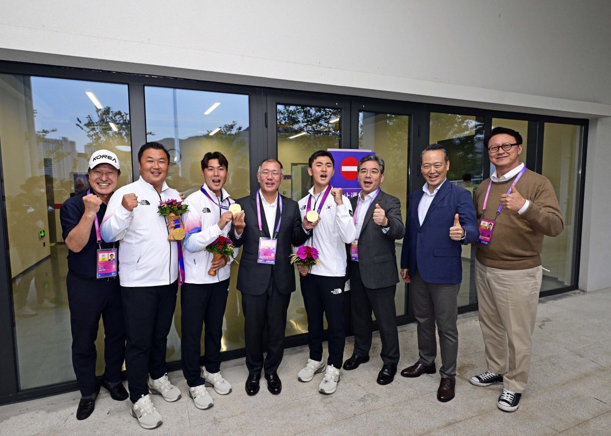 6일 리커브 남자 단체 시상식이 끝난 뒤 정의선 회장이 금메달을 획득한 한국대표팀 오진혁, 이우석, 김제덕 선수를 격려한 후 선수들과 함께 금메달을 양손에 들고 기념촬영하고 있다. 장영술 양궁협회 부회장, 오진혁 선수, 이우석 선수, 정의선 회장, 김제덕 선수, 장재훈 현대차 사장, 이혁준 현대차 전무, 한규형 양궁협회 부회장(왼쪽부터). 사진제공｜대한양궁협회