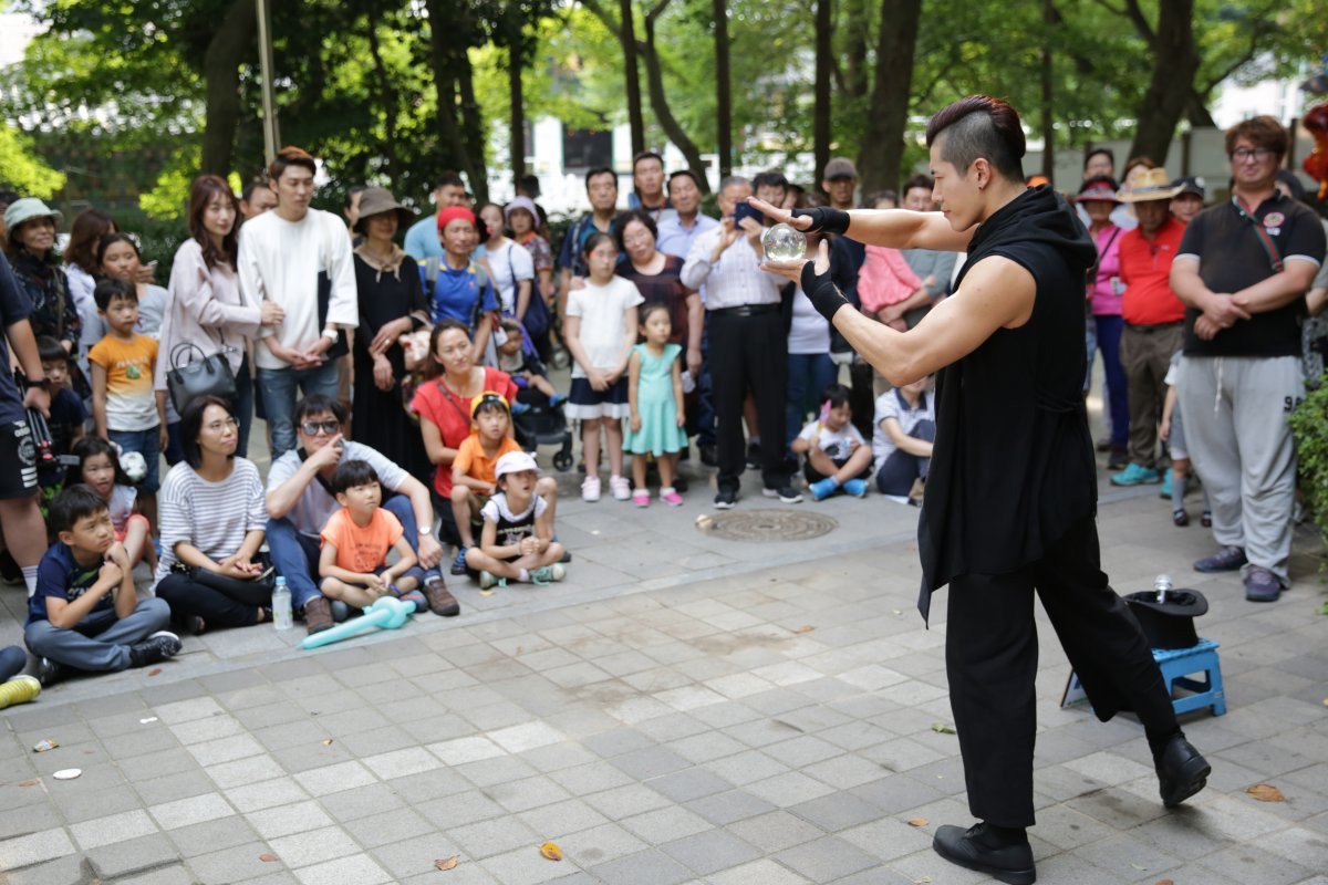 부산시설공단이 오는 14일 어린이대공원에서 ‘가을빛에 물들다’를 개최한 가운데 시민과 오색 빛 버블쇼를 진행하고 있다. 사진제공ㅣ부산시설공단