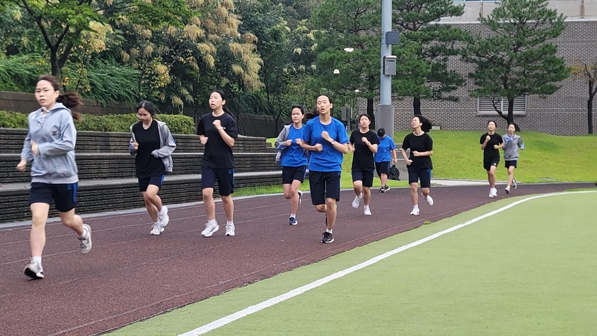 학생들이 1,500m 인증에 참여하고 있다. 사진ㅣ조규민 학생기자