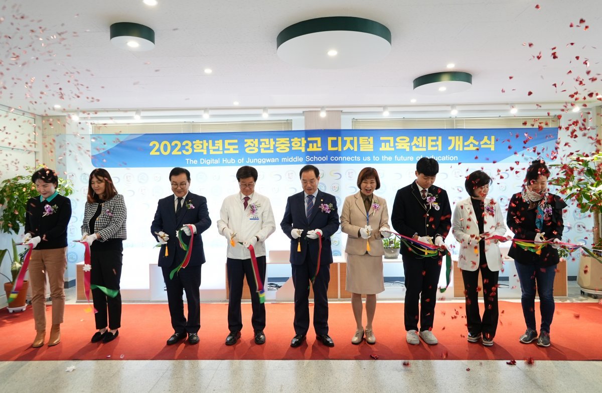 부산시교육청이 기장군 정관중학교에 ‘디지털 교육센터’ 개소식을 개최한 가운데 하윤수 교육감(왼쪽 다섯 번째)이 관계자들과 기념촬영을 하고 있다. 사진제공ㅣ부산시교육청