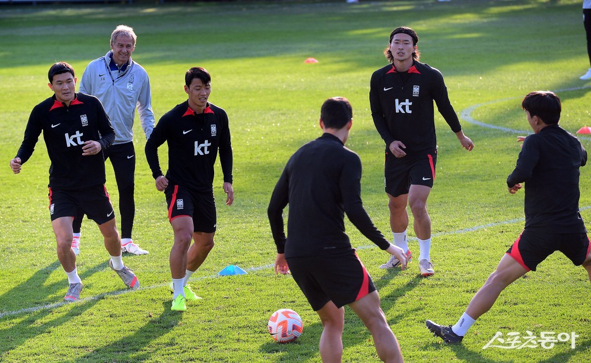 한국축구국가대표팀이 10월 A매치 튀니지와 평가전을 앞두고 12일 경기도 파주 축구국가대표트레이닝센터(NFC)에서 공식 기자회견 및 훈련을 가졌다. 축구대표팀 클린스만 감독이 선수들의 훈련을 지켜보고 있다. 파주 | 김민성 기자 marineboy@donga.com