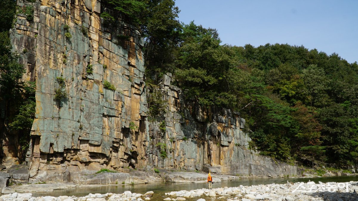 관동팔경의 하나인 사인암. 하늘 높이 치솟은 50m 높이의 기암절벽이 마치 긴 암석을 끼워 맞춘 듯 기이한 아름다움을 자랑한다.  단양｜김재범 기자 oldfield@donga.com