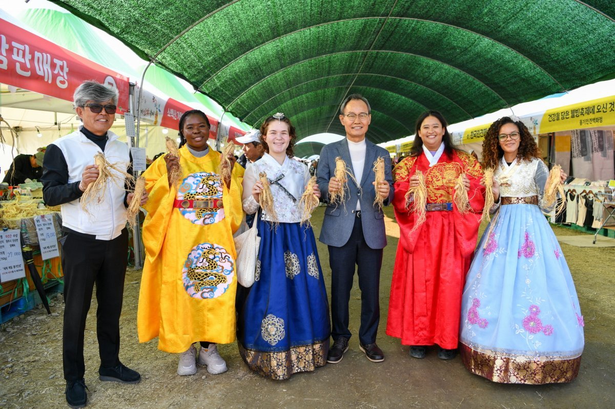 박남서 영주시장(왼쪽 4번째), 이창구 축제조직위원장(맨 왼쪽)과 외국인관광객. 사진제공ㅣ영주시