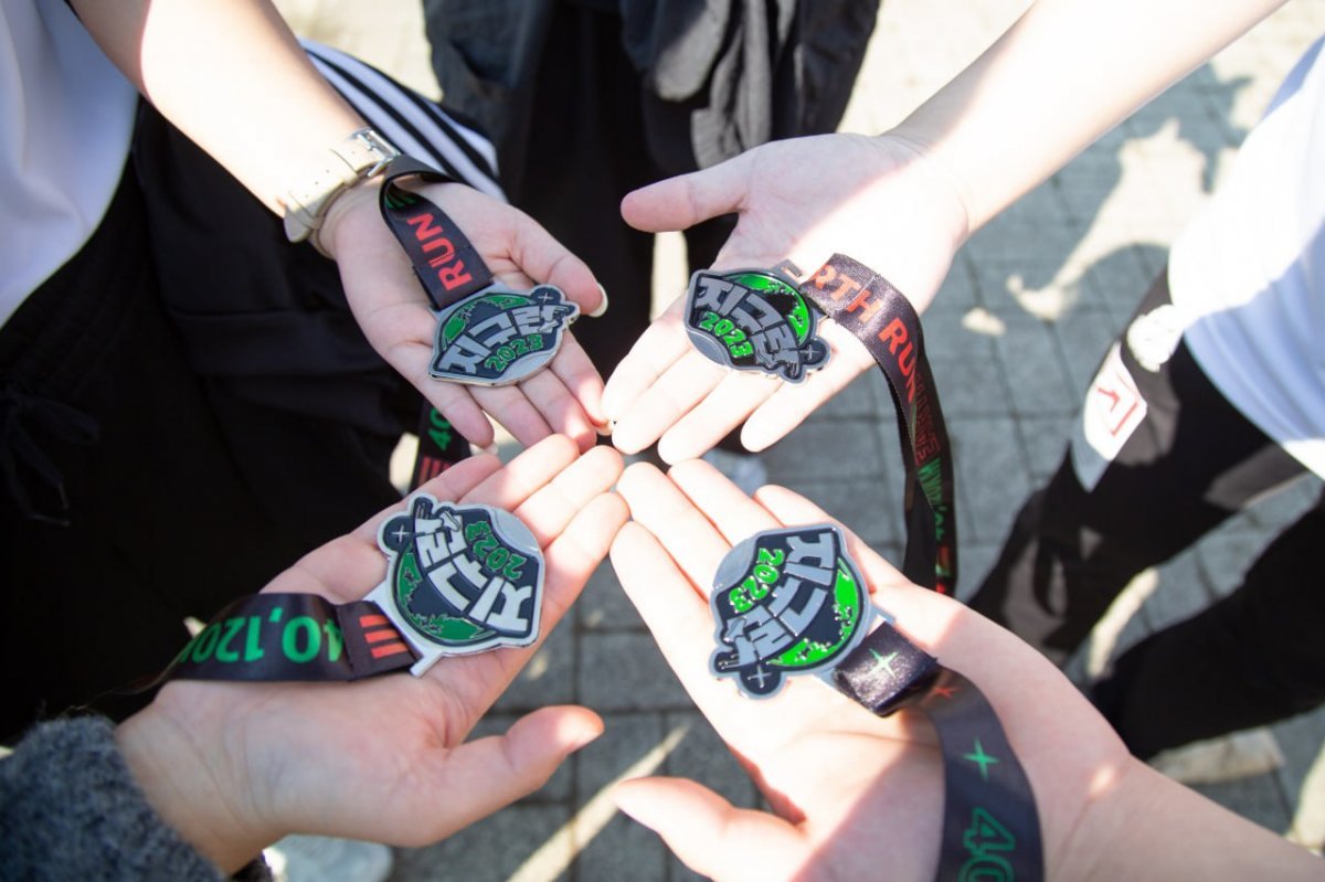 ‘2023 지구런: 평화의 발자국 in 부산’ 마라톤 행사 완주자들에게 주어진 완주메달 사진. 사진제공ㅣ위아원 부산경남서부·동부지역연합협회