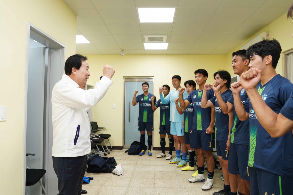 박홍률 목포시장이 지난 14일 경기를 앞둔 FC목포축구단을 찾아 격려했다. 사진제공ㅣ목포시
