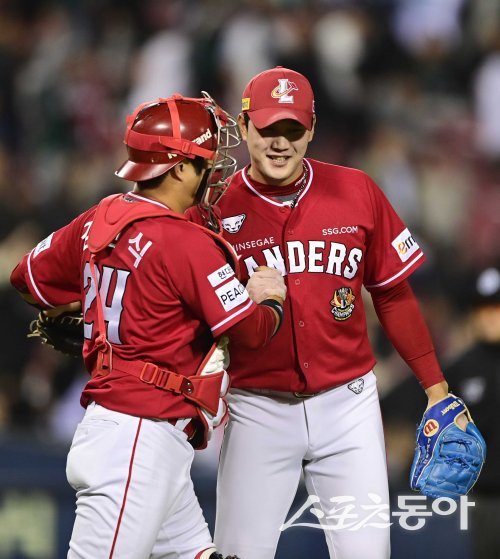 16일 서울 잠실야구장에서 열린 ‘2023 신한은행 SOL KBO리그’ 두산 베어스와 SSG 랜더스의 경기에서 3-2로 승리한 SSG 서진용이 포수와 기쁨을 나누고 있다. 잠실 | 주현희 기자 teth1147@donga.com