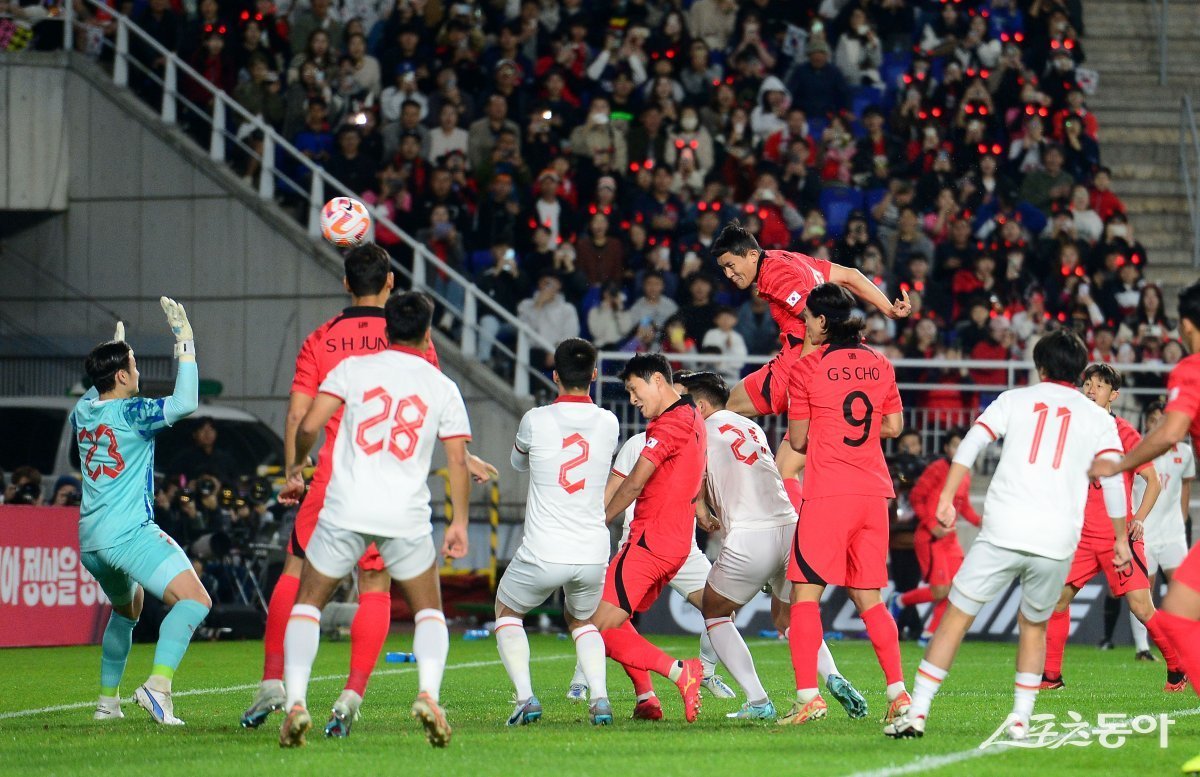 대한민국 축구대표팀이 17일 수원월드컵경기장에서 베트남과 평가전을 가졌다. 한국 김민재가 선제 헤더골을 성공시키고 있다.수원 | 김종원 기자 won@donga.com