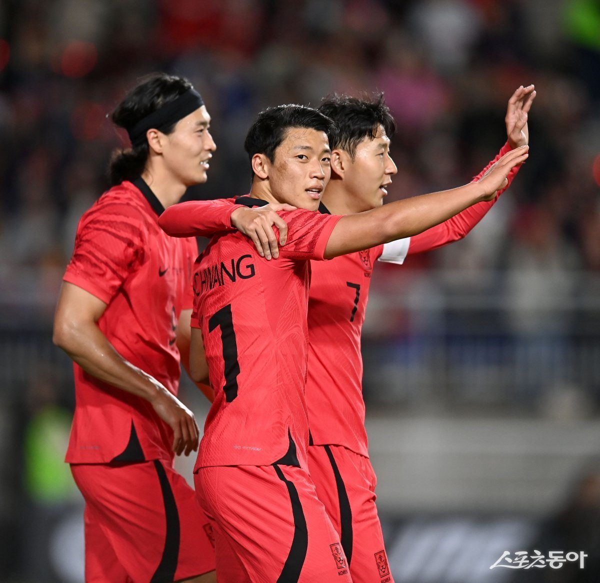 대한민국 축구대표팀이 17일 수원월드컵경기장에서 베트남과 평가전을 가졌다. 한국 황희찬이 팀의 두 뻔째 골을 성공시킨 후 손흥민과 기뻐하고 있다.

수원 | 김종원 기자 won@donga.com