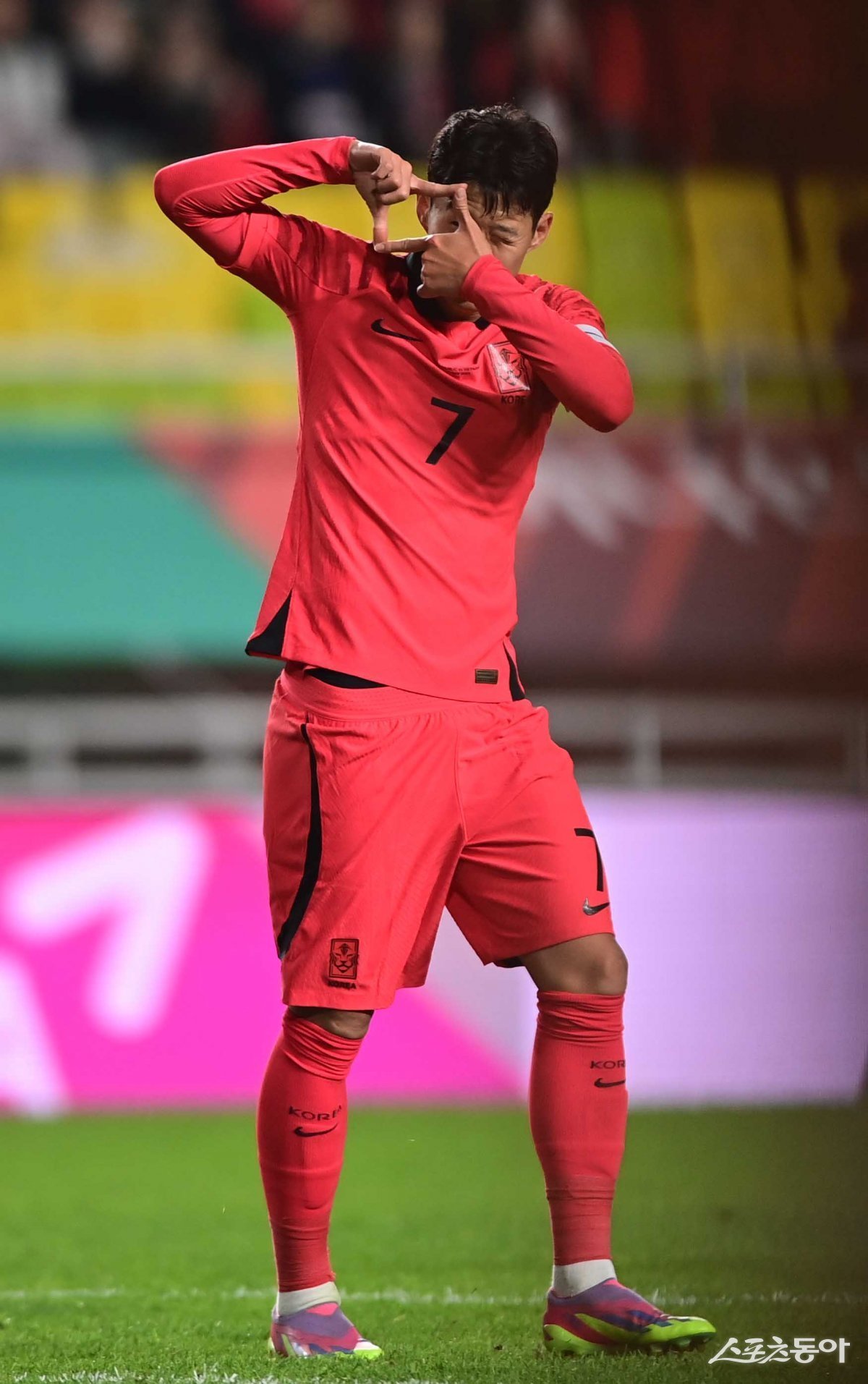 17일 수원월드컵경기장에서 열린 하나은행 초정 국가대표 친선경기 한국과 베트남의 경기에서 한국 손흥민이 네 번째 골을 성공시킨 후 세리머니를 하고 있다.

수원 | 주현희 기자 teth1147@donga.com