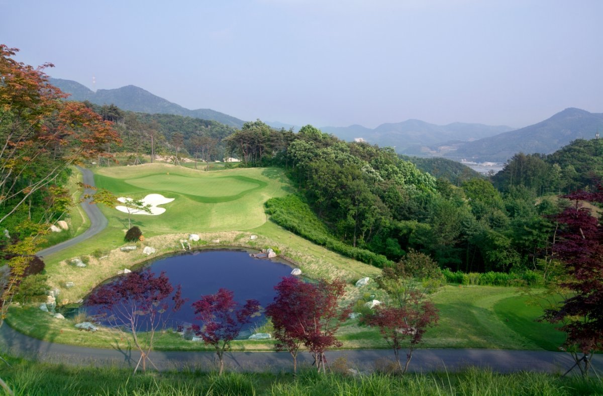 ‘유튜브 성지’로 자리매김한 동촌 골프클럽. 대한민국 중심 도시 충북 충주시에 자리잡은 동촌 골프클럽은 천혜의 자연조건을 그대로 살린 수림과 계곡, 호수와 암반을 잘 활용한 자연 친화적 코스로 명성이 높다. 사진제공 | 동촌 골프클럽