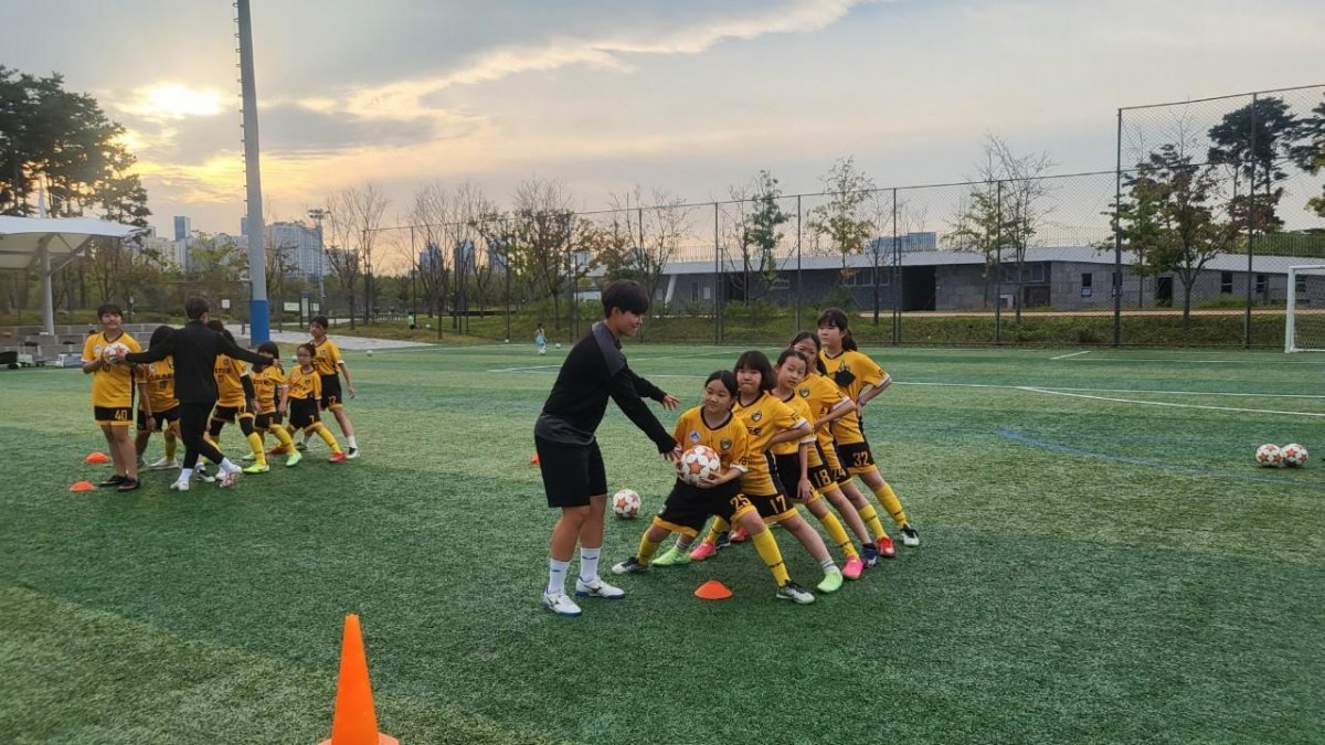 제3기 스포츠토토여자축구단 유소녀축구교실을 통해 축구의 즐거움을 알아가고 있는 세종시 유소녀 축구 꿈나무들. 사진제공 | 스포츠토토코리아