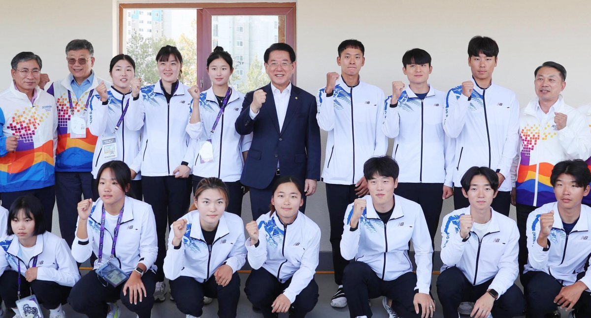 제104회 전국체전이 7일간의 대장정을 마치고 19일 목포종합경기장에서 폐회식이 열린다. 김영록 전남도지사가 지난 15일 나주 대호동 전남사이클경기장에서 전남 사이클 선수들을 격려하는 모습. 사진제공ㅣ전남도