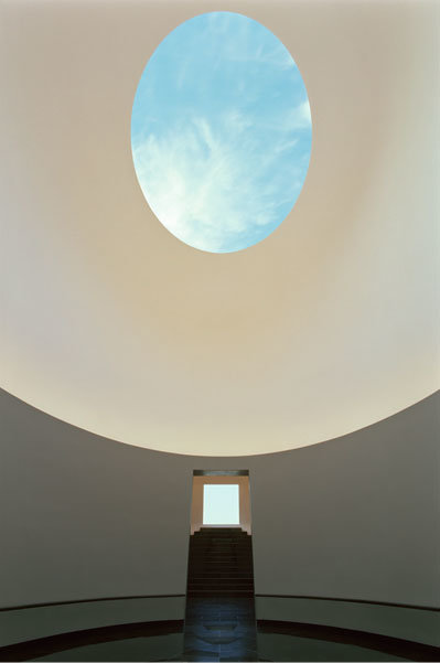 특정한 구조 내부에서 천장을 통해 보이는 하늘을 관찰하게 하는 제임스 터렐의 작품. 사진제공ㅣ신안군