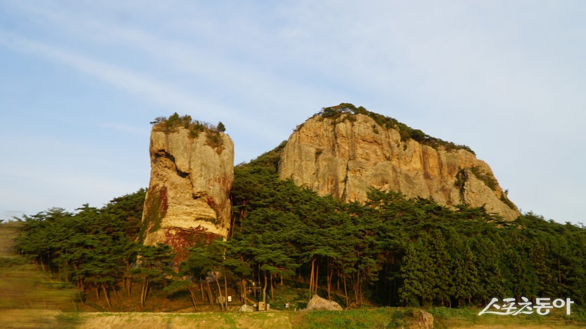 2021년 국가지정문화재 명승으로 제정된 고창 병바위. 고창 | 김재범 기자 oldfield@donga.com