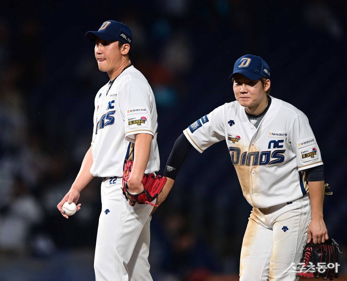 19일 창원NC파크에서 열린 ‘2023 KBO 포스트시즌’ NC 다이노스와 두산 베어스의 와일드카드 1차전 경기에서 9회초 2사 1, 2루 두산에 3루타를 허용한 NC 이용찬이 박민우에게 격려를 받고 있다. 창원 | 주현희 기자 teth1147@donga.com