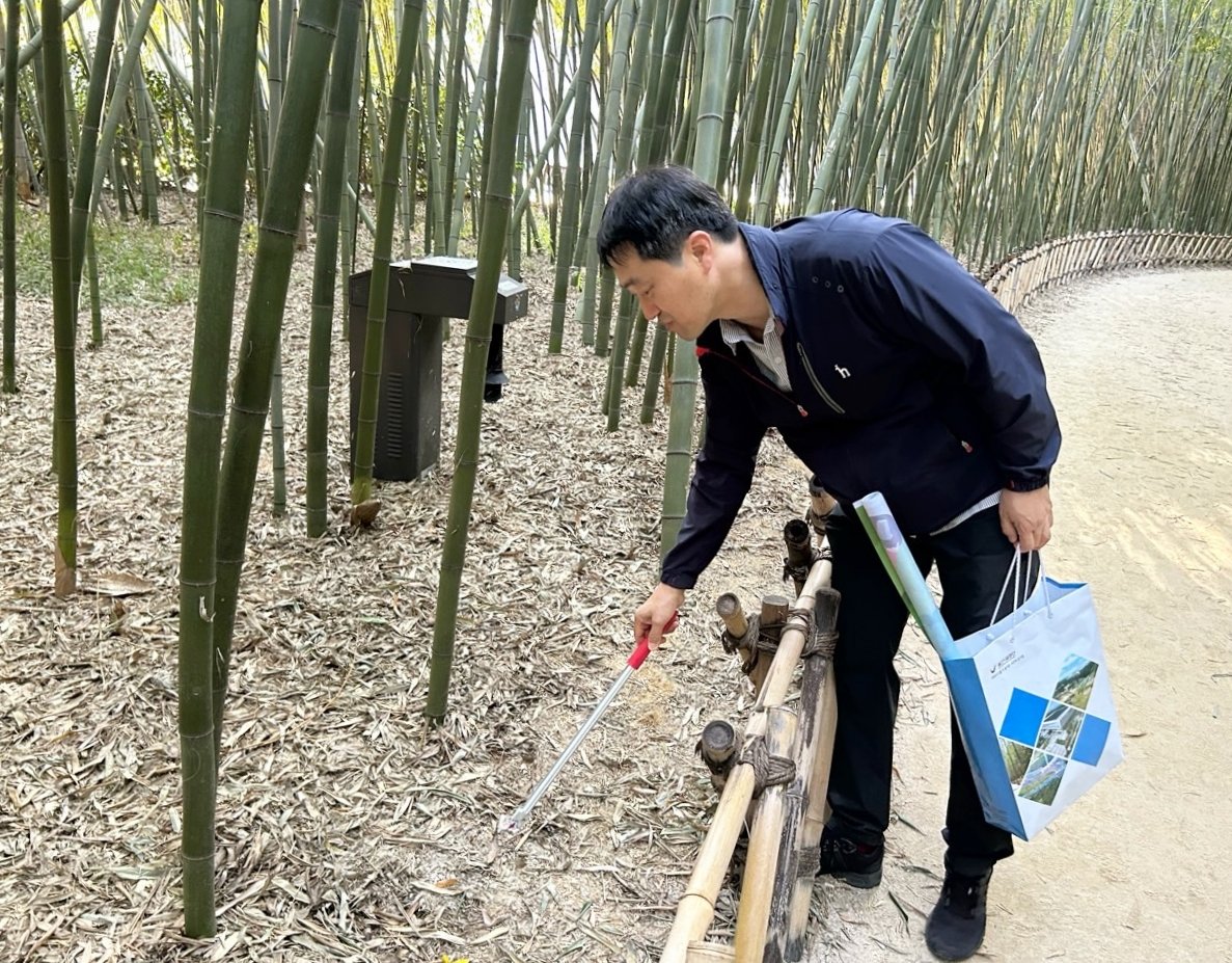 울산시설공단 종합운동장 직원이 태화강 국가정원에서 환경정화 활동을 실시하고 있는 모습. 사진제공ㅣ울산시설공단