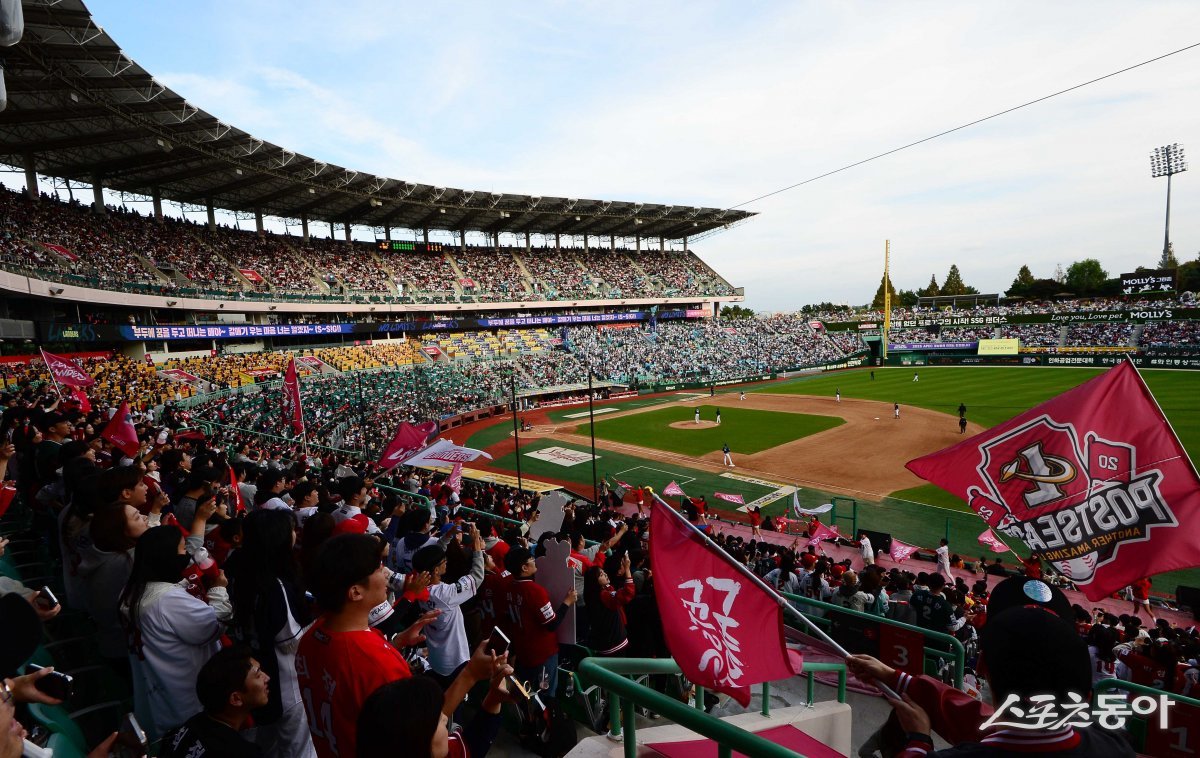 22일 인천 SSG랜더스필드에서 열린 ‘2023 KBO 포스트시즌’ SSG 랜더스와 NC 다이노스의 준플레이오프 1차전 경기에서 관중들이 응원을 펼치고 있다. 인천 | 주현희 기자 teth1147@donga.com