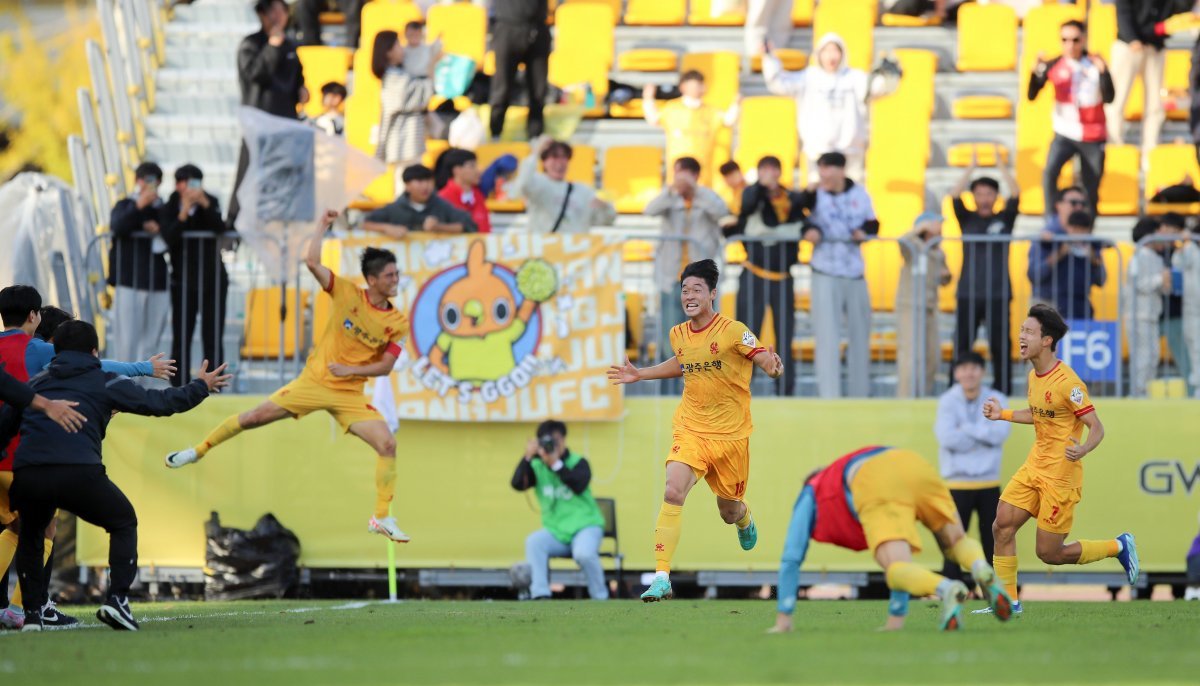 광주의 돌풍이 파이널라운드 첫판부터 거세다. 21일 원정에서 선두 울산을 1-0으로 잡고 파이널A 판도를 뒤흔들었다. 울산문수경기장에서 벌어진 이날 경기 후반 43분 이건희(오른쪽 끝)의 결승골로 또 한번 파란을 일으켰다. 사진제공 | 한국프로축구연맹