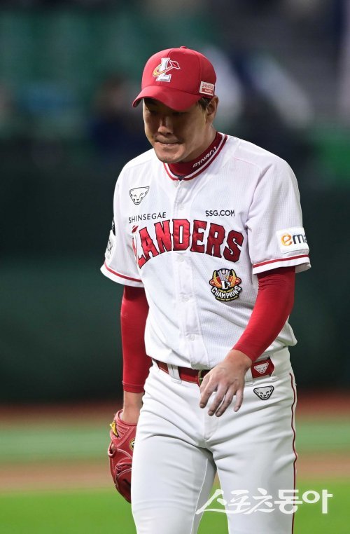 23일 인천 SSG랜더스필드에서 열린 ‘2023 KBO 포스트시즌’ SSG 랜더스와 NC 다이노스의 준플레이오프 2차전 경기에서 1회초 3실점한 SSG 김광현이 아쉬워하고 있다. 인천 | 주현희 기자 teth1147@donga.com