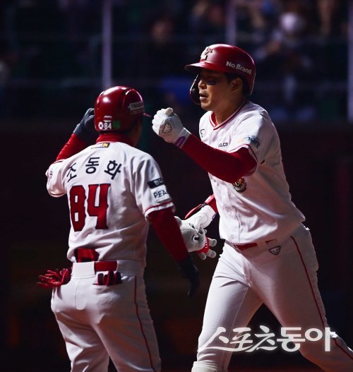 23일 인천 SSG랜더스필드에서 열린 ‘2023 KBO 포스트시즌’ SSG 랜더스와 NC 다이노스의 준플레이오프 2차전 경기에서 6회말 1사 SSG 한유섬이 중월 솔로 홈런을 친 후 SSG 한유섬이 1루코치와 기쁨을 나누고 있다. 인천 | 주현희 기자 teth1147@donga.com