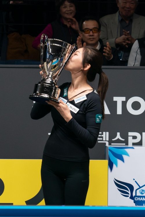 김가영이 23일 열린 프로당구 ‘휴온스 LPBA 챔피언십’ 결승전에서 김상아를 세트스코어 4-1로 꺾고 통산 6번째 정상을 정복한
 뒤 우승 트로피에 입맞춤하고 있다. 김가영은 이번 우승으로 LPBA 최다 우승 타이를 기록했다. 사진제공 | PBA