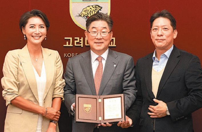 한성주(왼쪽), 한현철(오른쪽) 남매가 고려대 개교 120주년 기념사업 후원을 위해 3억 원을 기부한 뒤 김동원 총장과 기념 촬영을 하고 있다. 사진제공｜고려대