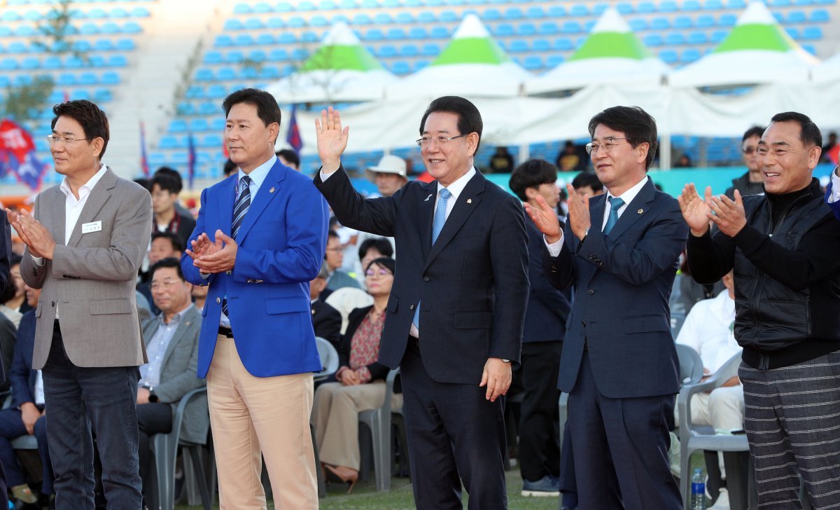 제35회 전라남도생활체육대축전이 지난 24일 순천팔마종합운동장에서 열린 가운데 김영록 전라남도지사, 송진호 전남체육회장 등
내빈들이 손을 흔들며 입장하는 선수들을 환영하고 있다. 이번 대회는 축구, 배구, 배드민턴 등 21개 종목(정식종목 21,
시범종목 2, 민속경기 1)에서 시군 대항전으로 26일까지 3일간 열린다. 사진제공ㅣ전남도