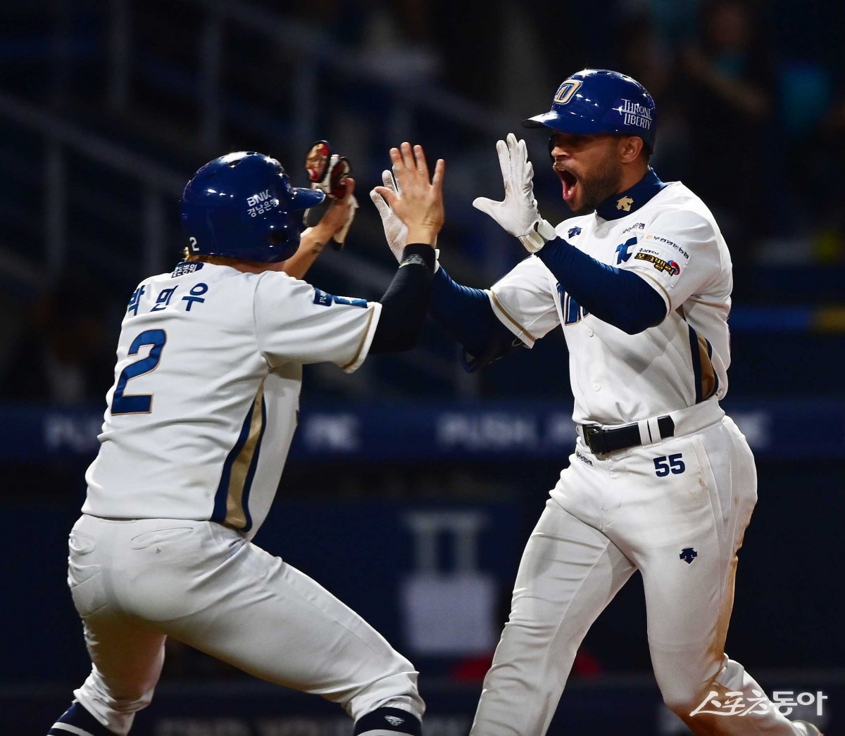 NC 외국인타자 제이슨 마틴(오른쪽)이 25일 창원NC파크에서 벌어진 ‘2023 신한은행 SOL KBO 포스트시즌’ 준플레이오프 3차전 2회말 1사 1·2루서 7-5로 승부를 뒤집는 우월 3점홈런을 쏘아 올린 뒤 덕아웃으로 돌아와 박민우와 기쁨을 나누고 있다. 창원 | 주현희 기자 teth1147@donga.com