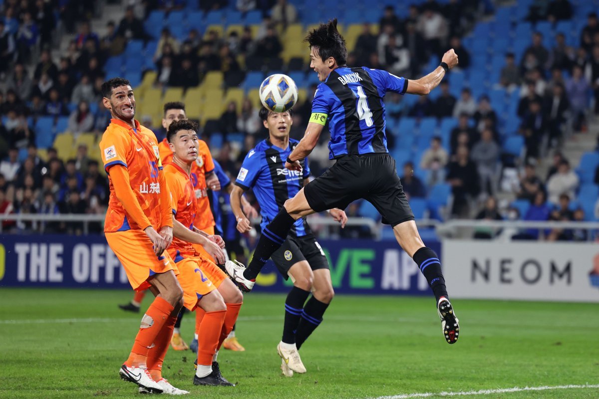 인천이 25일 인천축구전용경기장에서 열린 2023∼2024시즌 ACL 조별리그 G조 3차전에서 산둥(중국)에 0-2로 져 1위에서 2위로 밀려났다. 산둥을 이끄는 최강희 감독의 노련한 경기운영에 휘말려 아쉬운 패배를 안았다. 사진제공 | 한국프로축구연맹